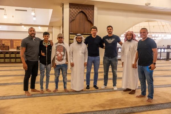 نجوم الدوري السعودي البرازيليون يقضون يومًا في المسجد