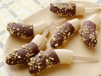 تحضير الموز المغطى بالشوكولاتة الداكنة كحلوى صحية ولذيذة - اليوم