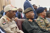 قائد الجيش السوداني وبجواره حميدتي بحفل توقيع الاتفاق الإطاري - رويترز