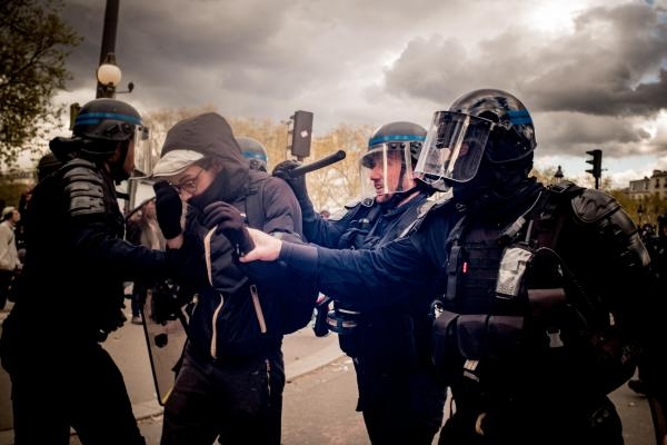 ضباط الشرطة يعتقلون أحد المتظاهرين أثناء اشتباكات مع المتظاهرين بعد احتجاج على إصلاح نظام التقاعد - د ب أ