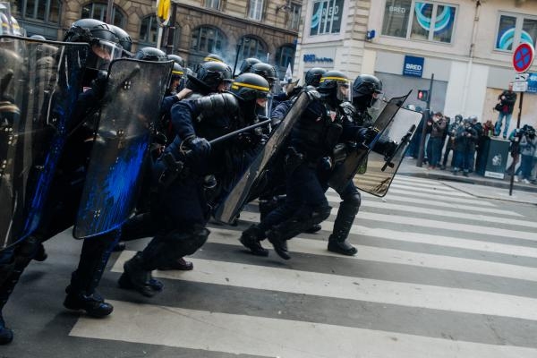 الشرطة الفرنسية خلال اشتباكات مع المتظاهرين بعد احتجاج على إصلاح نظام التقاعد - د ب أ