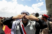أسير حوثي يصل إلى صنعاء على متن طائرة الصليب الأحمر- رويترز