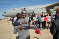 دول العالم تتسابق على إجلاء رعاياها من السودان - رويترز