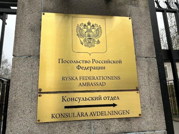 لافتة مبنى السفارة الروسية في ستوكهولم - رويترز