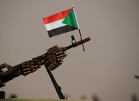 قتال متواصل في السودان مع عملية إجلاء عمال الإغاثة - رويترز 