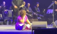 صور وفيديو.. سقوط شيرين عبد الوهاب على المسرح خلال حفلها بدبي