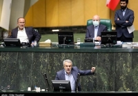 وزير الصناعة الإيراني يتحدث إلى أعضاء البرلمان قبل التصويت على إقالته - وكالات