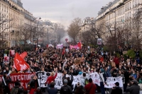 الاحتجاجات تتصاعد على مستوى فرنسا ضد إصلاح نظام التقاعد - رويترز