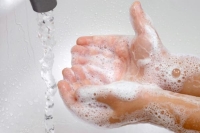 كشفت دراسة علمية بريطانية تقول إن غسل اليدين بالصابون يقلل احتمالات الإصابة بأمراض الجهاز التنفسي الحادة - مشاع إبداعي