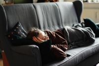 لا تفرط بالاستلقاء على الأريكة.. عادات يومية بسيطة تضر بصحتك العقلية