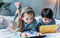 الأطفال والمراهقين يقضون 6 ساعات يوميا على الإنترنت - مشاع إبداعي