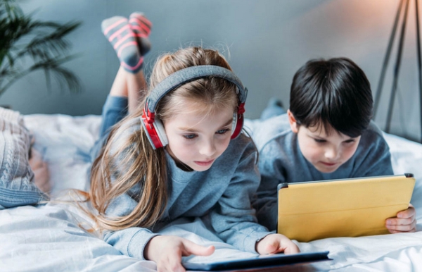 دراسة: أطفال المملكة يقضون 6 ساعات يوميا على الإنترنت