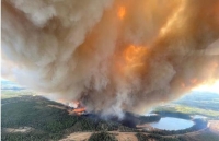 عشرات الحرائق المستعرة تخرج عن السيطرة غرب كندا - رويترز