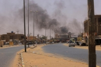 الدخان يتصاعد في سماء أم درمان السودانية - رويترز 
