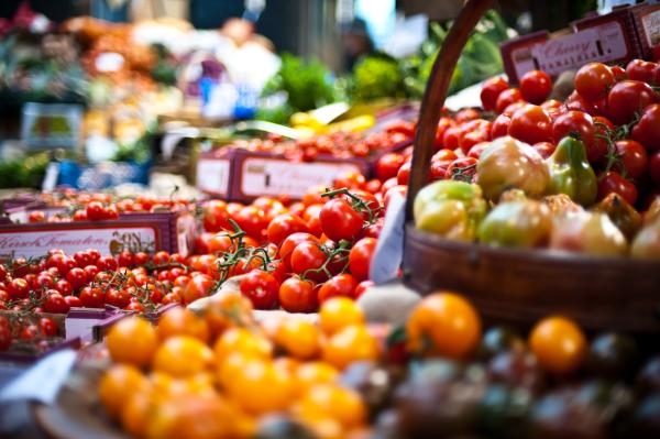 إجازة العيد ودرجات الحرارة تخفضان أسعار الطماطم 60 %