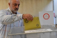أحد الناخبين الأتراك في الخارج يدلي بصوته - موقع middle east monitor