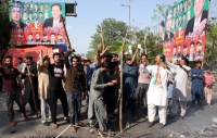 قطع طريق في لاهور بعد اعتقال رئيس الوزراء السابق عمران خان من مقر المحكمة العليا في إسلام أباد - د ب أ