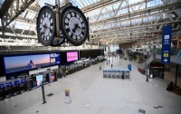 عمال السكك الحديدية في بريطانيا يضربون عن العمل لزيادة الأجور - محطة واترلو د ب أ