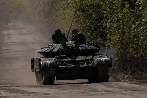 جنود أوكرانيون يركبون فوق دبابة على طريق إلى بلدة باخموت على خط المواجهة ، - رويترز
