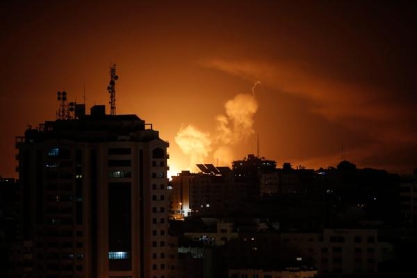 غارة إسرائيلية استهدفت الليلة محيط محطة توليد الكهرباء الرئيسة في قطاع غزة - موقع pbs