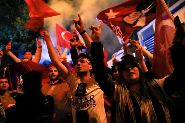 أنصار رجب آردوغان ليلة الانتخابات - رويترز 