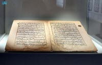 عمرها يزيد على 1400 عام.. بينالي الفنون الإسلامية ينفرد بعرض مخطوطات قرآنية نادرة