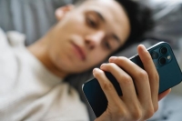 منها مطالعة الهاتف عند الاستيقاظ.. عادات صباحية تؤثر سلبًا في إنتاجيتك