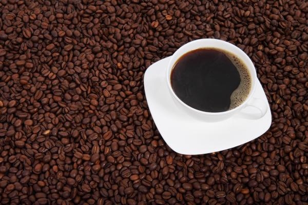 شرب المنبهات مثل القهوة والشاي بدون تناول الطعام يعود على الجسم بالعديد من المشكلات الصحية - مشاع إبداعي