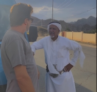 فيديو أثار الإعجاب.. من هو المُسن السعودي المتحدث بالإنجليزية مع السائحين؟