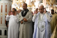  الرئيس محمد ولد الشيخ أحمد الغزواني يؤدي الصلاة في المسجد النبوي- واس