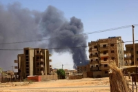 دخان يتصاعد جراء الاشتباكات في الخرطوم وضواحيها - رويترز
