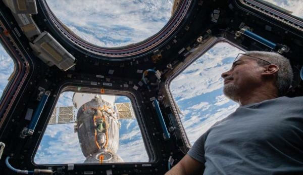 نافذة داخل محطة الفضاء الدولية - ناسا