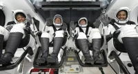رائدا الفضاء على متن مركبة دراجون – تويتر الهيئة السعودية للفضاء