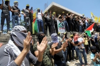 فلسطينيون يتظاهرون ضد الاستيطان بالضفة الغربية - رويترز