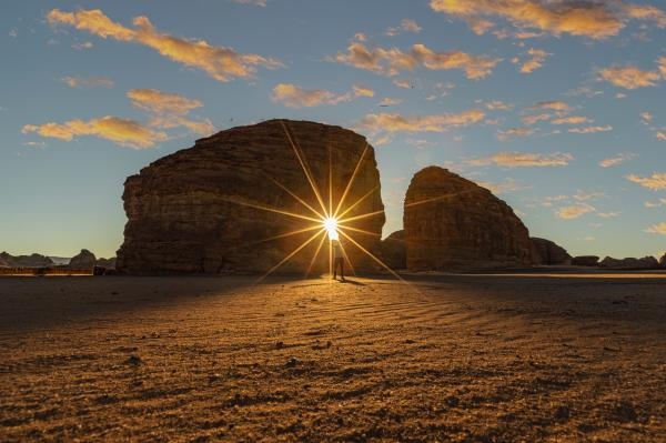 يعتبر من أبرز المواقع لاستكشاف أشهر التكوينات الصخرية في العلا - روح السعودية