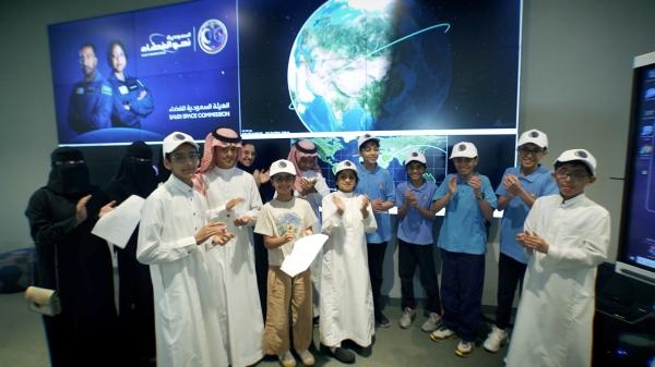 رائدا الفضاء السعوديان يجريان اتصالا لاسلكيا بمجموعة من طلاب المملكة
​​