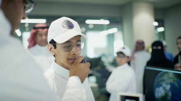 رائدا الفضاء السعوديان يشاركون الطلاب المعلومات التي عايشوها- موقع هيئة الاتصالات والفضاء والتقنية