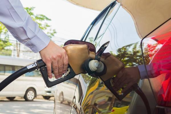 بالتفاصيل.. كيف تؤثر قيادة السيارة على استهلاك الوقود؟