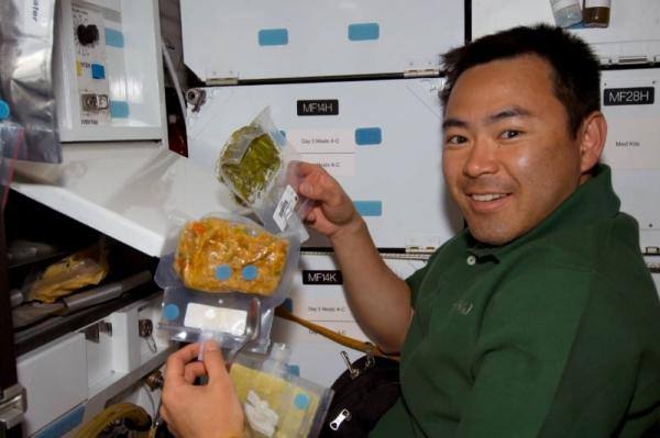 تتكون قائمة طعام الفضاء في محطة الفضاء الدولية من أكثر من 300 عنصر - مديرية تكنولوجيا رحلات الفضاء البشرية JAXA
