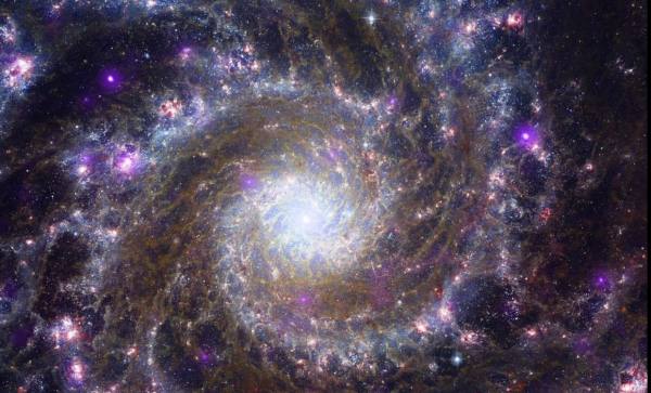 مجرة حلزونية أخرى على بعد حوالي 32 مليون سنة ضوئية- ناسا