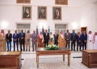 جانب من التوقيع على اتفاق جدة بشأن الأزمة في السودان - الإخبارية 