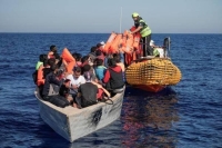 إنقاذ قوارب المهاجرين في البحر المتوسط - رويترز