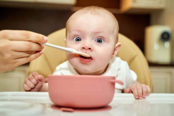 ويبدأ إطعام الرضيع بجانب حليب الأم من سن الـ 6 أشهر- مشاع إبداعي