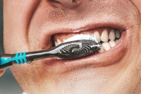 عادات خاطئة عند غسل الأسنان تضر بصحة الفم- مشاع إبداعي