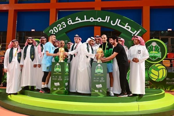 توج الفريق الفائز من فئة 15 عام (مدرسة زياد بن عبد الله) - اليوم