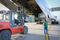 الطائرة تحمل 30 طنًا من السلال الغذائية والمواد الطبية - حساب مركز الملك سلمان للإغاثة على تويتر