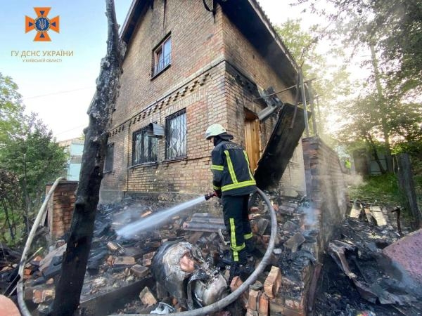 رجل إطفاء يعمل في موقع منزل خاص تضرر من بقايا صاروخ كروز خلال غارة جوية روسية ضخمة- رويترز
