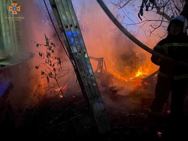 رجال الإطفاء يعملون في موقع مبنى خاص تضرر خلال غارة جوية روسية ضخمة -رويترز
