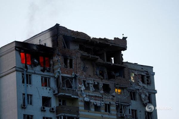 حطام طائرة مسيرة سقط على مبنى سكني شاهق - رويترز