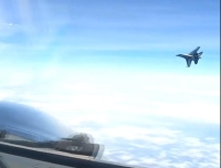 المقاتلة الصينية اقتربت بشدة من الطائرة الأمريكية حسبما جاء في الفيديو - صورة من الفيديو